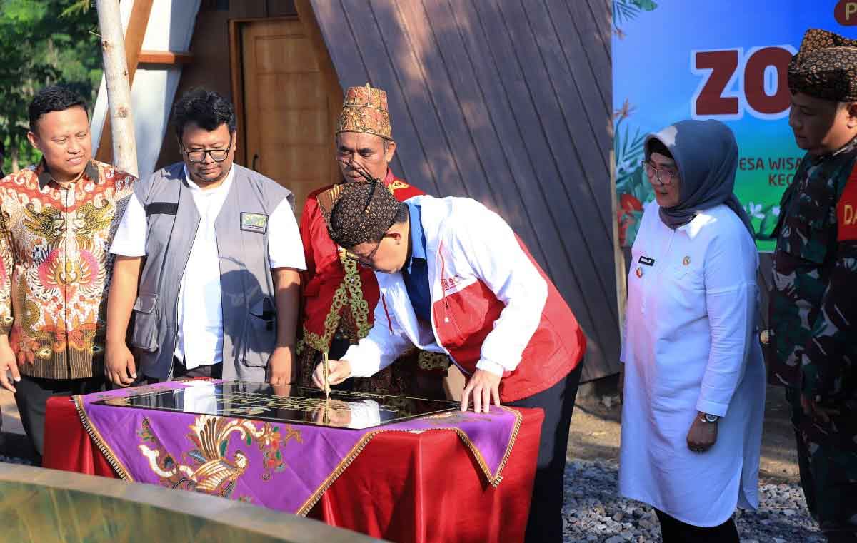 Pj Gubernur Jatim, Adhy Karyono, saat meresmikan Wisata Baru Glamour Camping Zona KIP di Desa Wisata Tumpak Selo, Desa Petahunan, Kecamatan Sumbersuko, Lumajang.