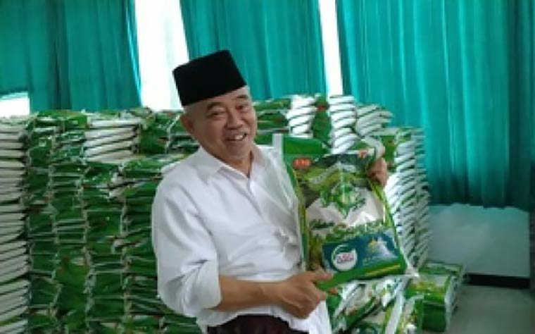 Prof. Dr. KH. Asep Saifuddin Chalim, M.A., menunjukkan beras yang dibagikan kepada masyarakat. Beras itu diberi label ASC Foundation, lembaga nirlaba yang punya misi: hanya memberi untuk berbagi, tidak menerima bantuan dari pihak manapun. foto: mma/ bangsaonline.com