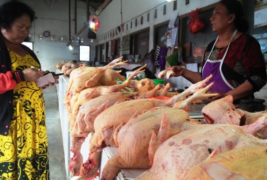 Pajangan daging ayam di Pasar Legi Kota Blitar.