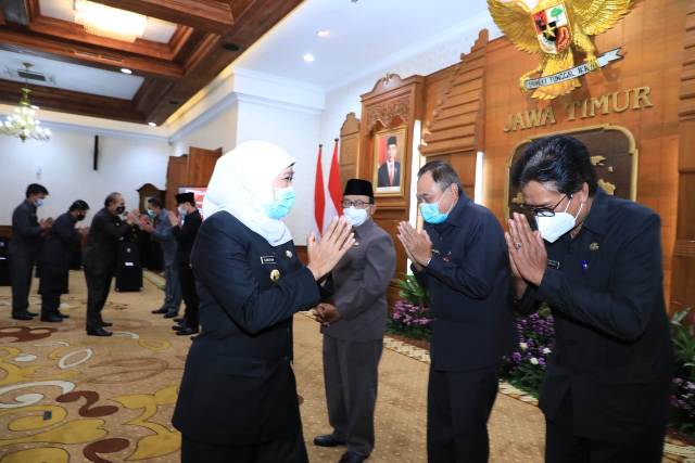 Gubernur Jatim Khofifah Indar Parawansa saat menyerahkan Nota Pelaksanaan Tugas Pjs Bupati Mojokerto, Pjs Bupati Blitar, Pjs Wali Kota Blitar, dan Pjs Bupati Trenggalek kepada Bupati Mojokerto, Bupati Blitar, Wali Kota Blitar, dan Bupati Trenggalek di Gedung Negara Grahadi, Surabaya, Sabtu (5/12) malam. foto: ist/ bangsaonline.com