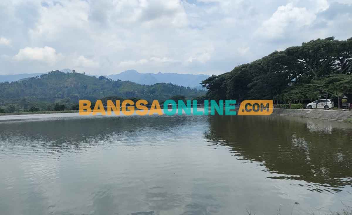 Waduk Siman dengan latar belakang pegunungan dan warung kuliner. Foto: MUJI HARJITA/BANGSAONLINE