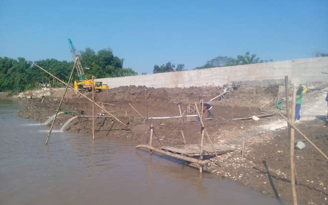 AKSES BARU: Di Bengawan Solo Desa Semambung ini bakal dibangun jembatan yang menghubungkan Kecamatan Kanor dengan Rengel, Tuban. (ft: eky nurhadi/ BANGSAONLINE)