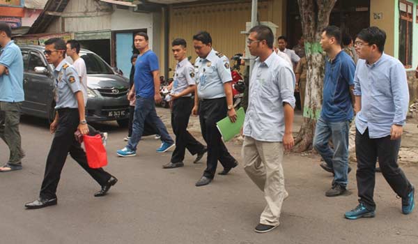 Petugas Imigrasi Kediri bersama Polres Nganjuk mengamankan tenaga kerja asing yang tak memiliki ijin. 