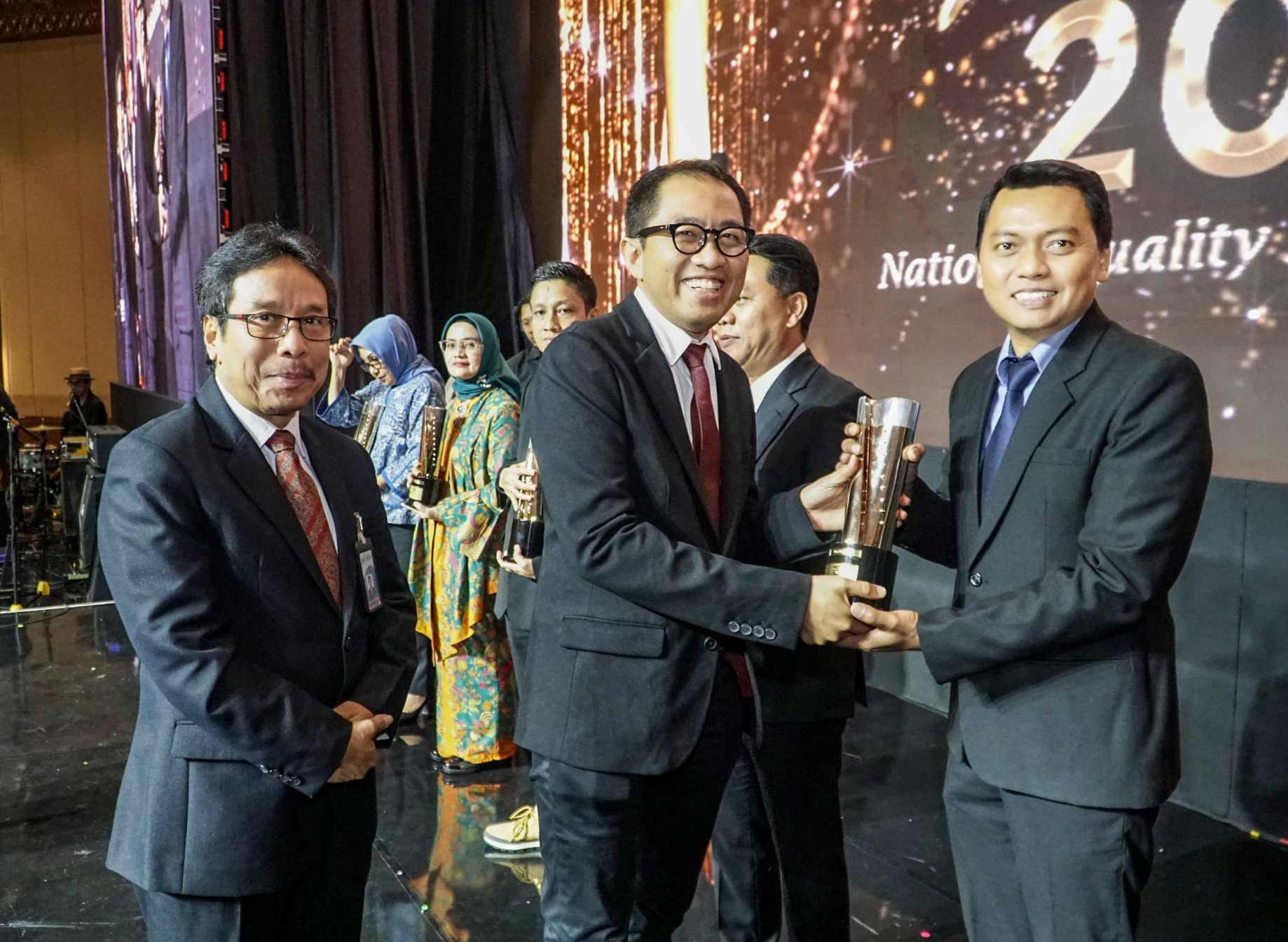SVP Teknologi Petrokimia Gresik, Bambang Ariwibowo (kanan) saat menerima penghargaan platinum dari Wamen Perindustrian RI  Faisol Riza. FOTO: ist.