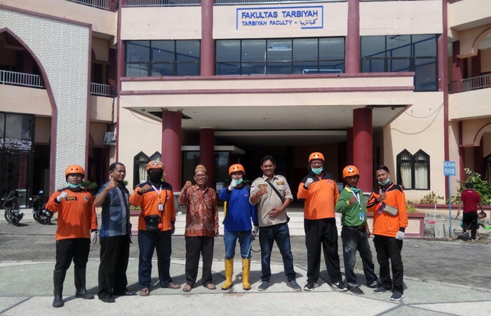 FRPB saat melakukan penyemprotan disinfektan di seluruh lingkungan kampus IAIN Madura.