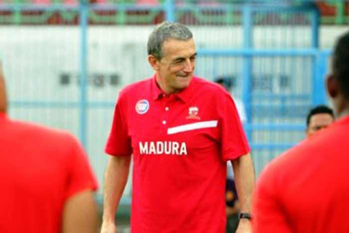 Pelatih Madura United, Milomir Seslija (tengah).