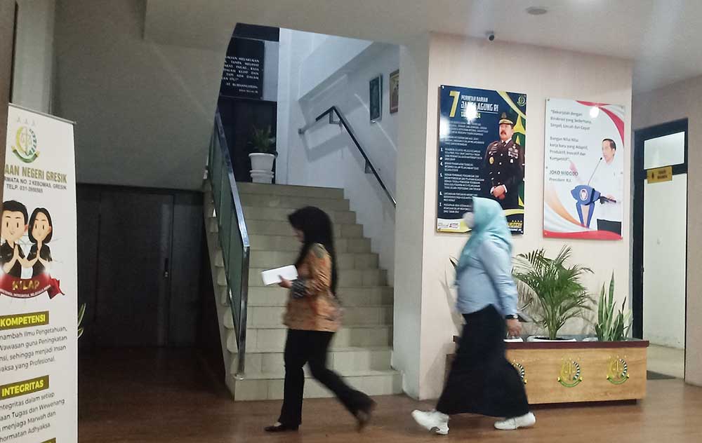 Siska (kanan) saat usai menjalani pemeriksaan di Kejaksaan Negeri Gresik sebelum ditahan di Rutan Banjarsari. Foto: SYUHUD/ BANGSAONLINE