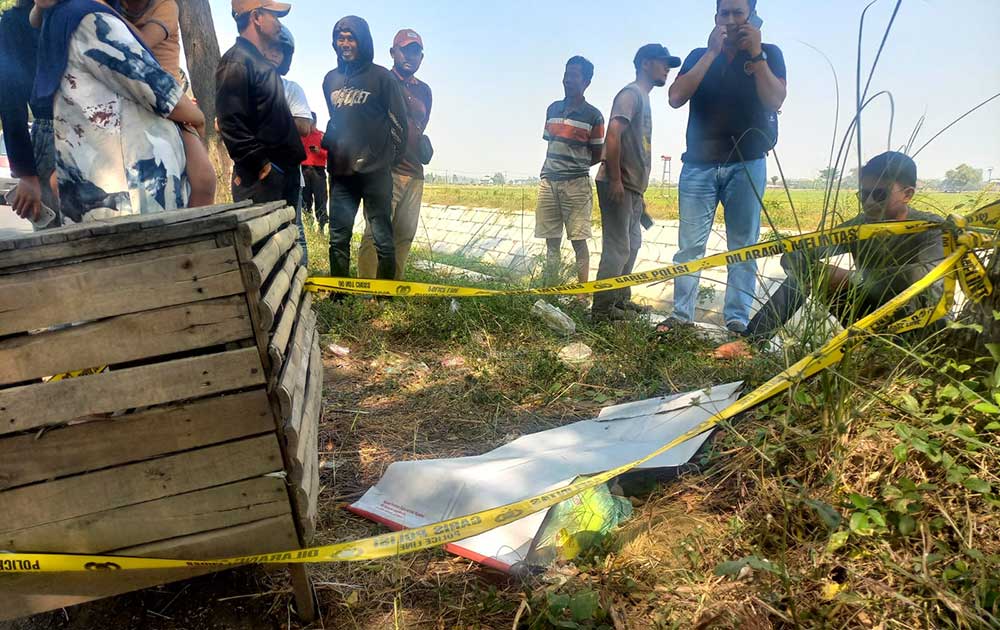 Lokasi penemuan dipasang garis polisi.