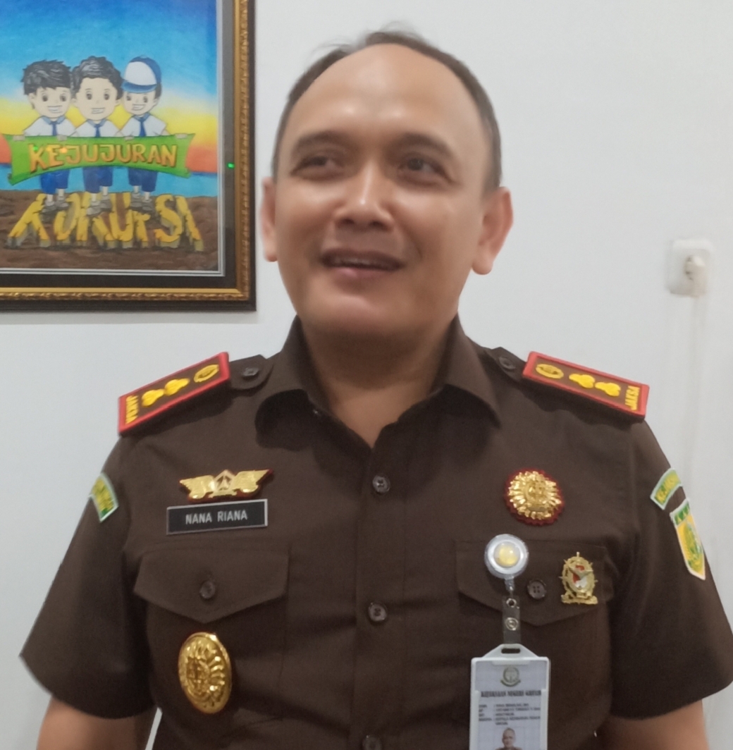 Kajari Gresik, Nana Riana