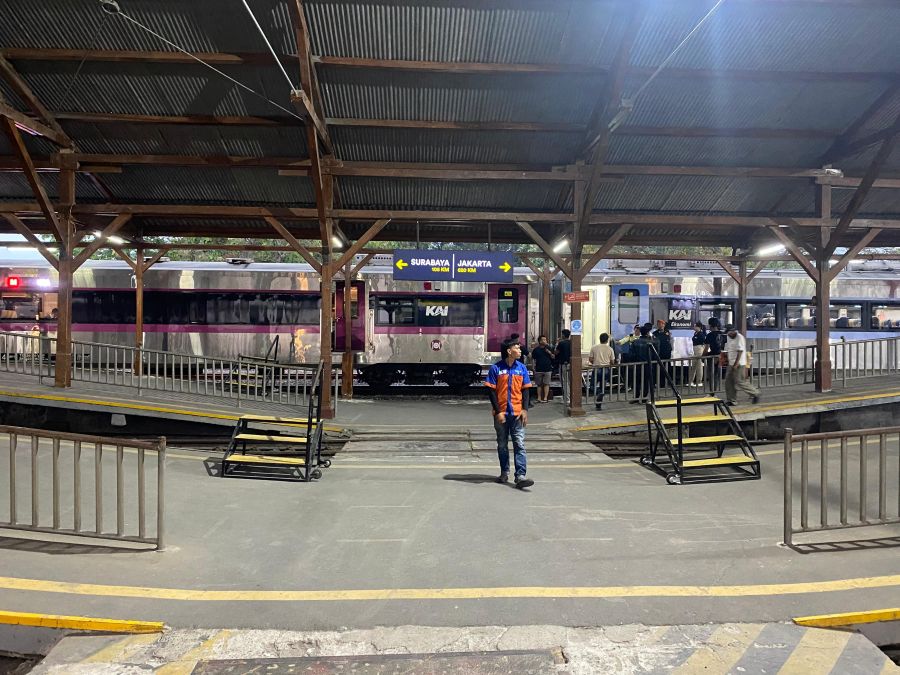 Aktivitas naik turun penumpang KA di Stasiun Bojonegoro