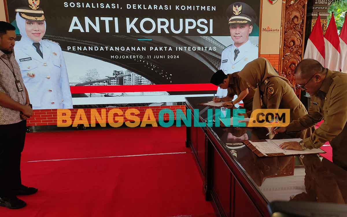 Bupati Mojokerto, Ikfina Fahmawati, dan wakilnya, Gus Barra beserta Teguh Gunarko selaku sekretaris daerah setempat ketika menandatangani pakta integritas anti-KKN di hadapan Satgas KPK. Foto: YUDI EKO PURNOMO/BANGSAONLINE