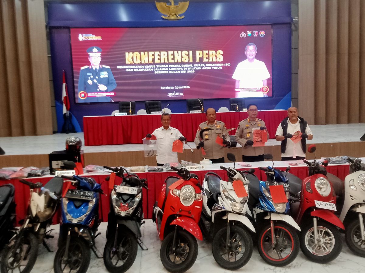 Barang bukti yang dihadirkan dalam konferensi pers Polda Jatim hasil ungkap kasus kejahatan jalanan selama Mei 2026. Foto: Rusmiyanto/BANGSAONLINE