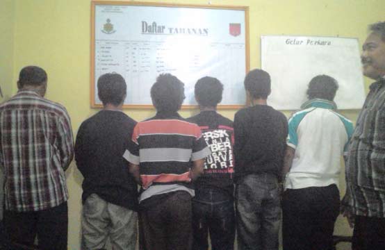 Para tersangka termasuk Kades Mlancu saat diamankan di Mapolsek Kandangan Kabupaten Kediri. (foto: dendi martoni/BANGSAONLINE)
