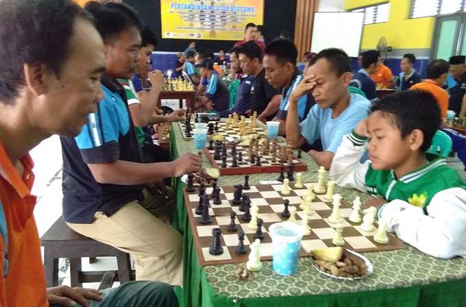 Atlet cilik catur bertanding melawan WBP.