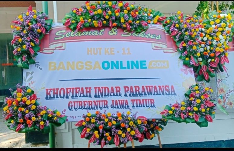 Karangan bunga Gubernur Jawa Timur Khofifah Indar Parawansa untuk memeriahkan HUT ke-11 BANGSAONLINE yang dipajang di depan kantor BANGSAONINE Jl Cipta Menanggal 1 nomor 35 Surabaya, Kamis (24/7/2025). Foto: bangsaonline