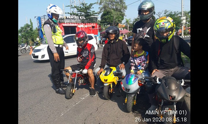 Nekat Pakai Motor Mini di Jalan Raya, Polresta Sidoarjo Tilang 4 Pengendara