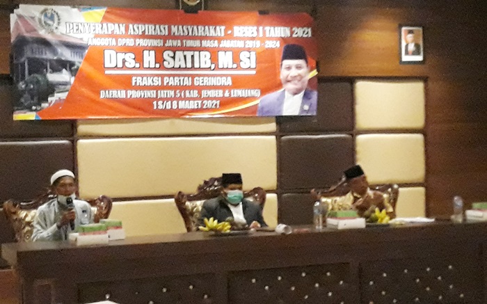 M. Satib, Anggota DPRD Jatim dapil V saat melaksankan reses di Gumuk Mas, Jember. foto: DIDI ROSADI/ BANGSAONLINE