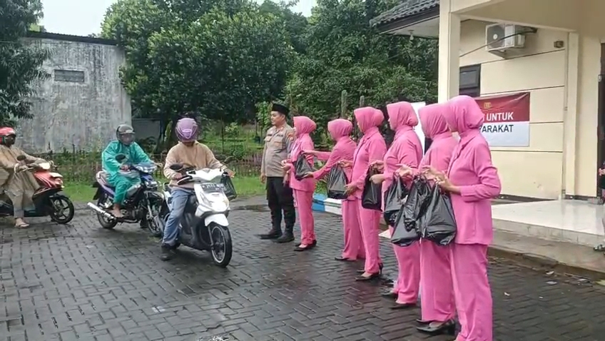 Pembagian takjil di depan Mapolsek Sukorejo