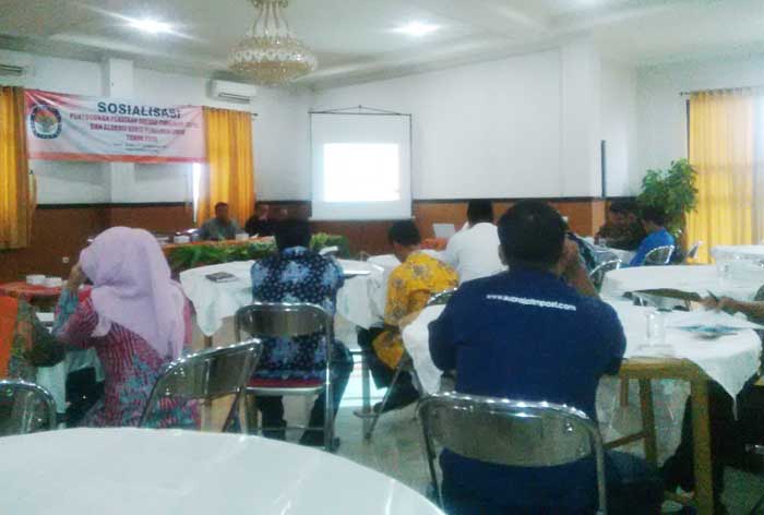 Suasana sosialisasi KPU yang hanya diikuti beberapa peserta. foto: YUNIARDI S/ BANGSAONLINE