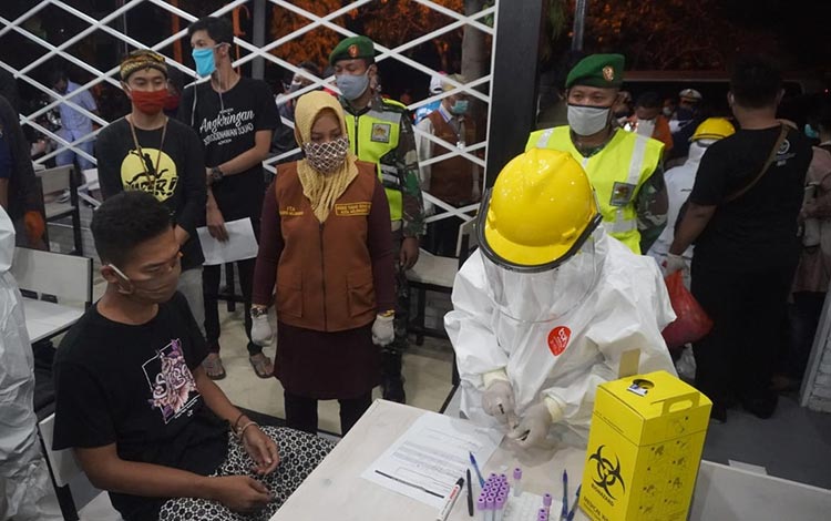 Wali Kota Mojokerto, Ika Puspitasari saat memimpin langsung rapid test  terhadap pengunjung warkop.