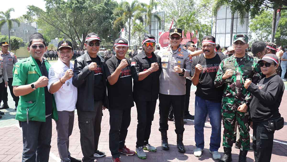 Kapolres serta Dandim 0804/Magetan bersama para pendekar dan perwakilan Ormas.
