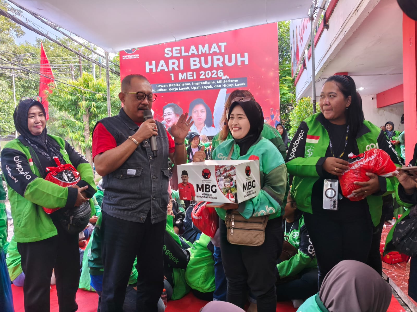 PDIP Surabaya Rayakan May Day dengan Aksi Sosial, Rangkul Ojol Perempuan
