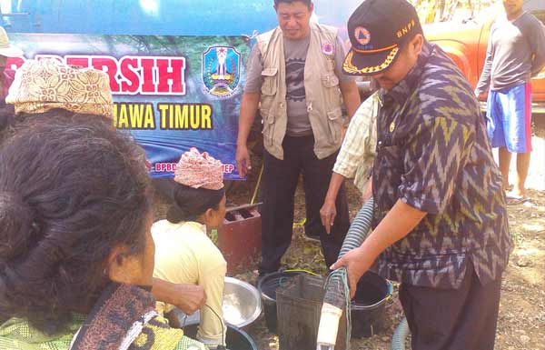 BPBD Sumenep saat menyalurkan air bersih di desa Batang-batang Daya kec Batang-batang. (faisal/BANGSAONLINE)