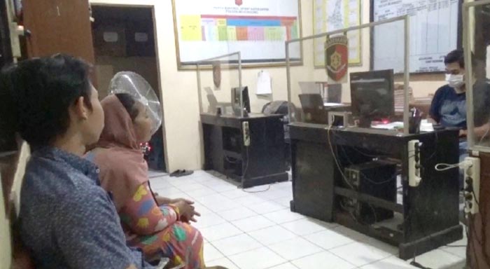 Korban saat dimintai keterangan di Mapolsek Mojoagung.