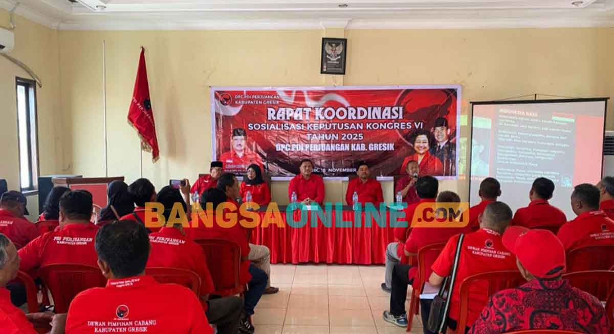 Ketua DPC PDIP Gresik, Mujid Riduan, didampingi jajaran pengurus ketika rapat koordinasi sosialisasi keputusan Kongres VI 2025 bersama kader. Foto: SYUHUD/BANGSAONLINE