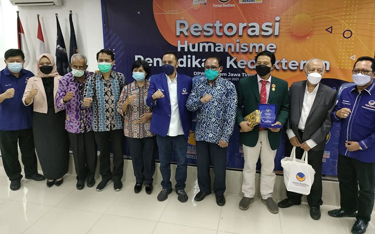 Ketua Panitia Kerja Rancangan Undang-Undang (Panja RUU) Pendidikan Kedokteran, Willy Aditya menyerap aspirasi sejumlah pakar dalam webinar yang dipusatkan di DPW Partai NasDem Jatim. foto: DIDI ROSADI/ BANGSAONLINE
