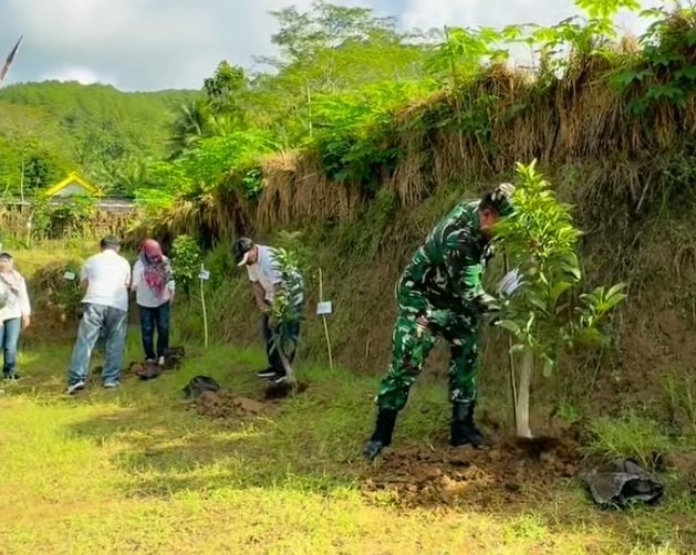 Pelaksanaan tanam pohon dalam rangka peringati Mayday
