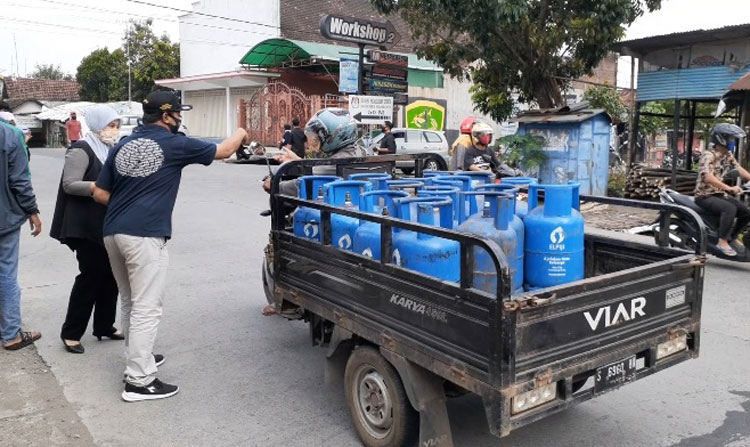 Para anggota KPU Kabupaten Mojokerto saat bagi-bagi masker ke pengguna jalan.