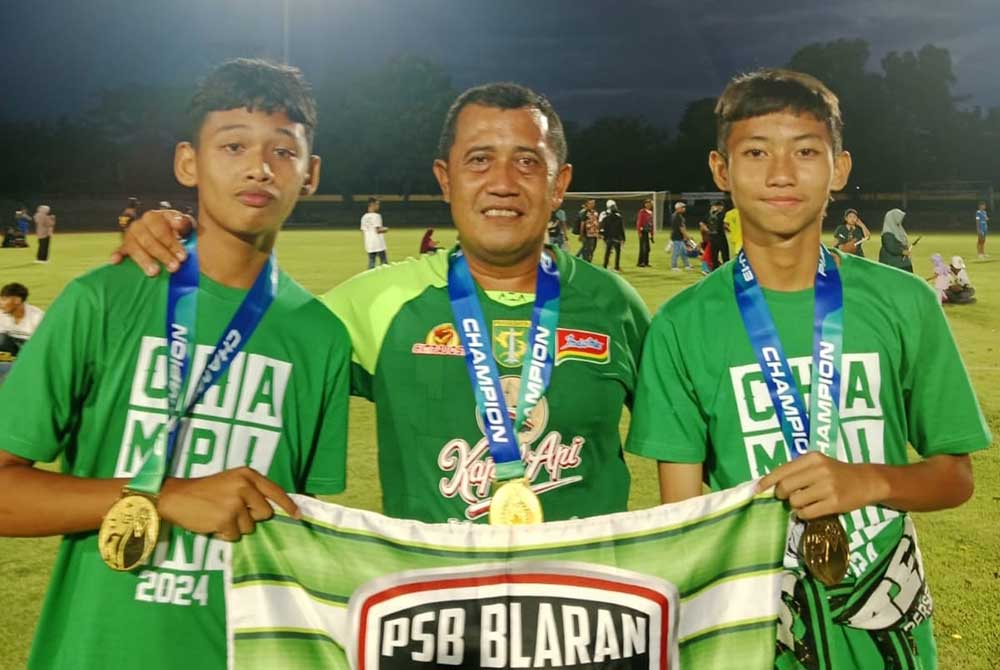Agraprana Khohar Wijaya dan Richy Nur Cholis foto bersama pelatih Persebaya, usai memenangkan Piala Soeratin U13.