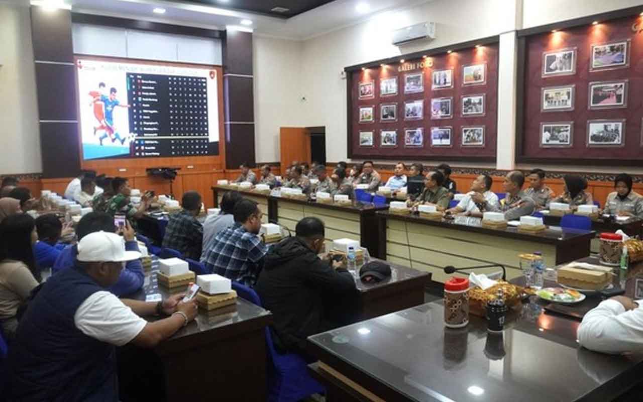 Rapat koordinasi bersama Polda Jatim, TNI, Satpol PP, Dishub, Dispora Kabupaten Malang, PSSI, hingga manajemen Arema FC, dalam pengamanan laga melawan Persija, di Stadion Kanjuruhan. Foto: Ist.