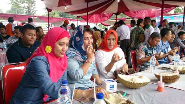 Makan durian gratis. foto: ilustrasi