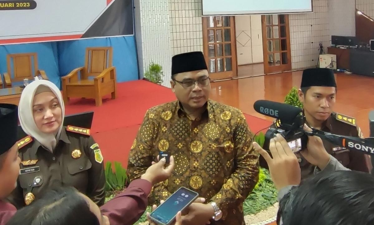 Dari kiri, Kajari Kota Kediri Novika Muzairah Rauf, Ketua DPW LDII Jawa Timur Moch. Amrodji, dan Kasi Intelijen Kejari Kota Kediri Harry Rachmat. Foto: MUJI HARJITA/ BANGSAONLINE
