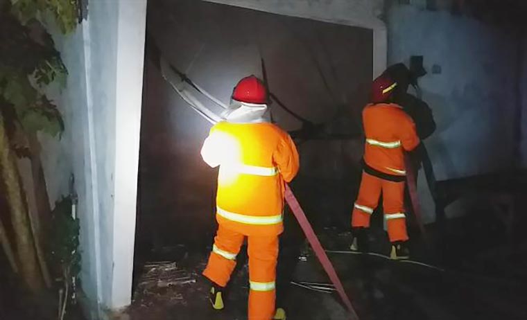 Petugas pemadam kebakaran saat memadamkan api yang melalap gudang ikan di Problolinggo, Rabu (26/2/2021) malam. foto: ist.
