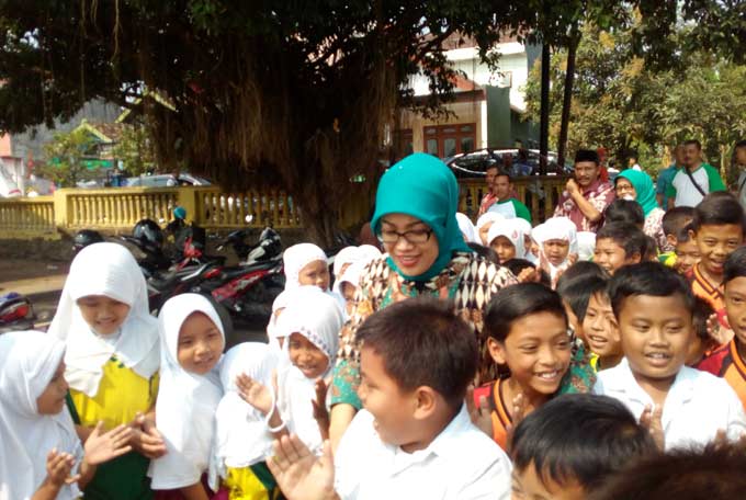 Hj Lulis saaat berada di SDN I Ngerong, Gempol.