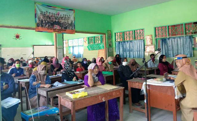 Drs. Muhammad Rahmad, Kepala SDN Tambegan saat koordinasi dengan wali murid peserta didik baru.