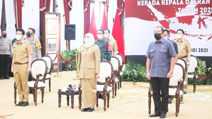 Wakil Ketua DPRD Jatim, Sahat Tua Simanjuntak mengikuti rapat koordinasi dan pengarahan Presiden Joko Widodo pasca Idul Fitri 1442 H/2021 secara daring, bersama Gubernur Jatim, Forkopimda dan seluruh Kepala Daerah se-Indonesia di Gedung Negara Grahadi Surabaya, Senin (17/5/2021).