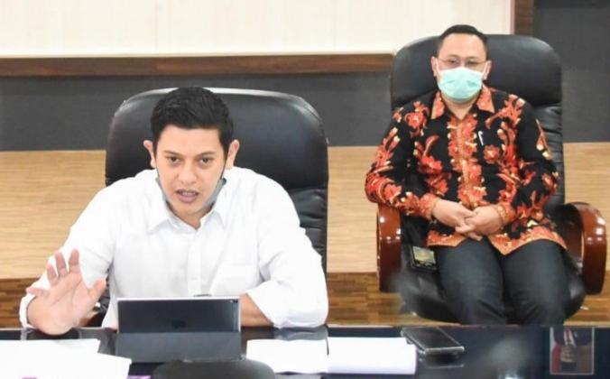 Wali Kota Kediri, Abdullah Abu Bakar (baju putih) dan Juru Bicara Gugus Tugas Percepatan Penanganan Covid-19 Kota Kediri, dr. Fauzan Adima. foto: ist/ bangsaonline.com