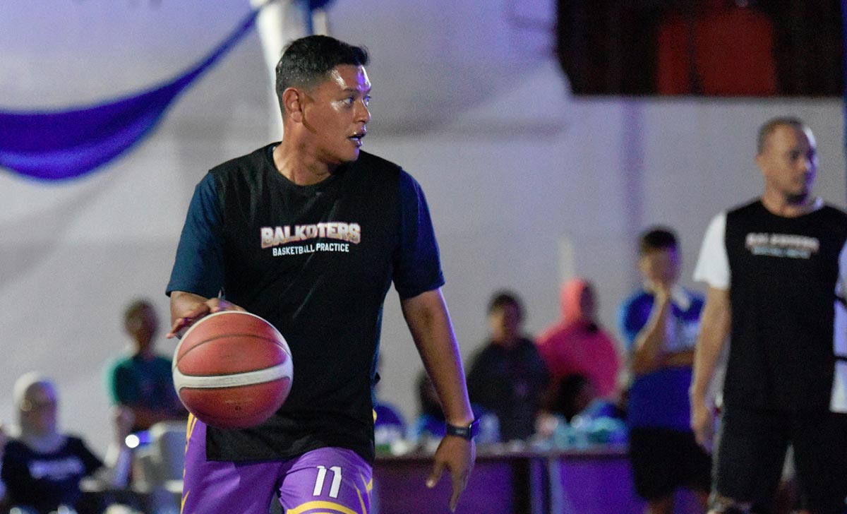 Wali Kota Kediri Abdullah Abu Bakar saat ikut pertandingan eksibisi sebelum laga Final Turnamen Wali Kota Cup Udinus Basketball Tournament 3x3. Foto: Ist.