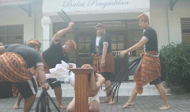 Aksi teatrikal jalan salib di Gereja Santa Maria Jombang. foto: rony suhartomo/ BANGSAONLINE