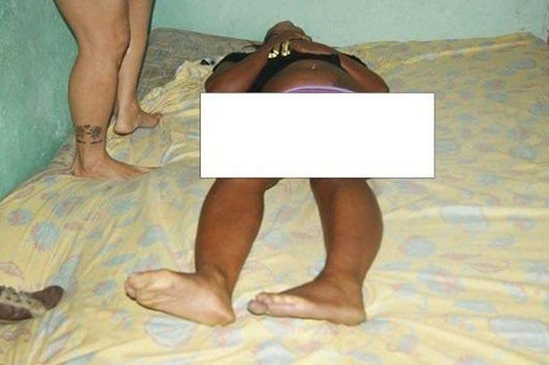 Si pria yang tewas dengan penis ereksi tegak sebelum dievakuasi. foto: repro mirror.co.uk