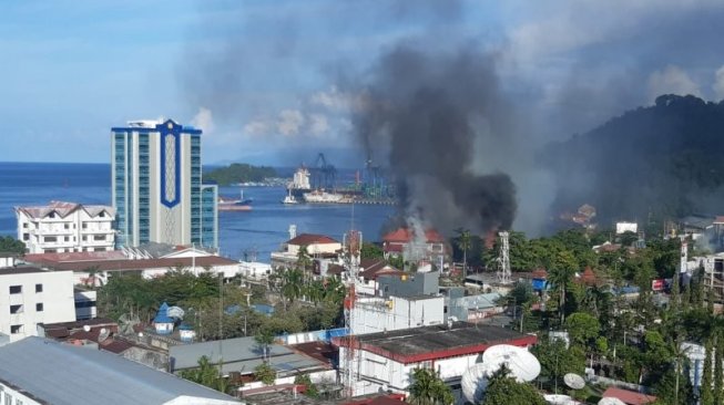 Situasi di Jayapura mencekam. Tampak kantor Telkomsel dibakar para pendemo, Kamis (29/8/2019). foto: Antara 