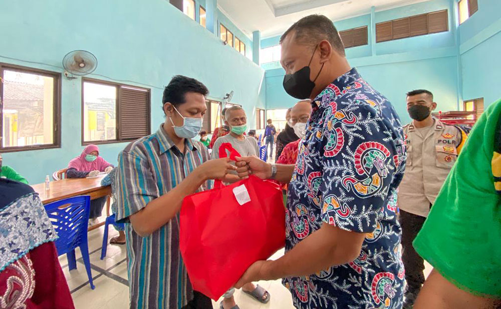 Camat Mojoroto Bambang Tri Lasmono, saat menyerahkan bingkisan lebaran kepada salah satu ODGJ. Foto: Ist.