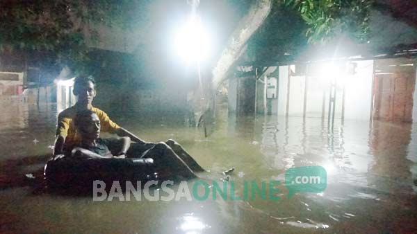 BERULANG KALI: Banjir luapan sungai Gunting di Jombang. foto: rony suhartomo/ BANGSAONLINE
