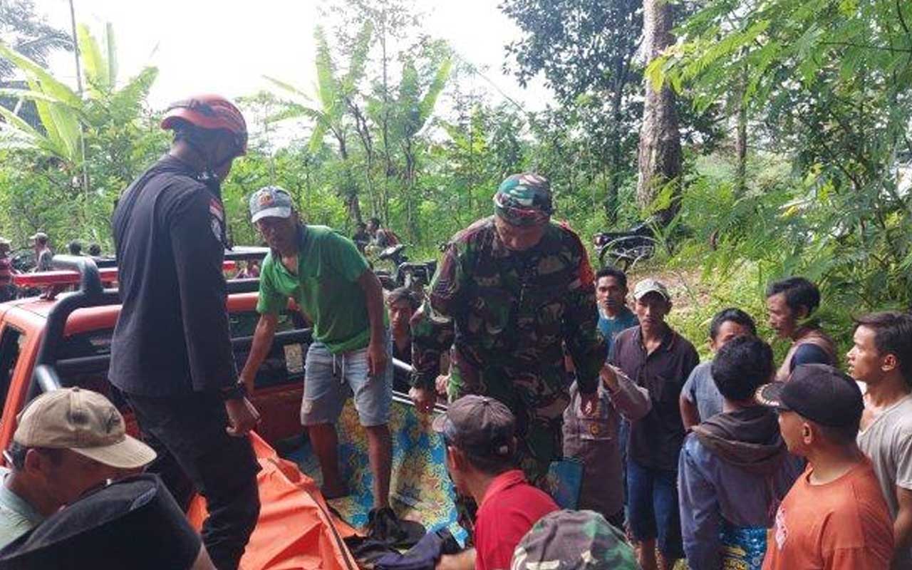 Petugas gabungan bersama warga saat mengevakuasi korban meninggal dunia saat mencari rumput di hutan produksi milik Perhutani di Blok Bungkus, Minggu (26/11/2023).