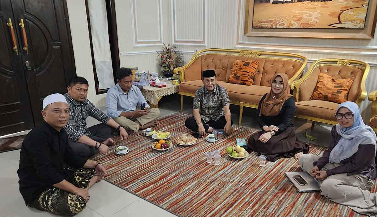Anggota DPD RI Dapil Jawa Timur, Lia Istifhama atau yang akrab disapa Ning Lia, saat berdiskusi dengan Dirintelkam Polda Jatim, Kombes Pol Nanang Juni Mawanto.
