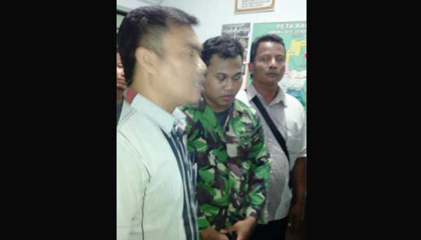 Pelaku (tengah) saat diamankan di Koramil Kota Nganjuk. foto: soewandito/ BANGSAONLINE